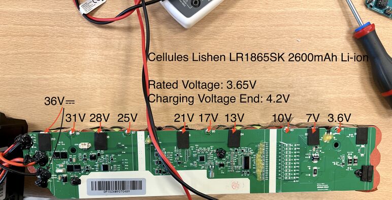 Batterie démontée avec annotations